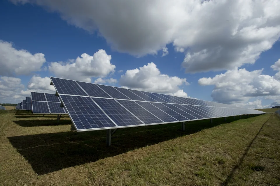 户外光伏太阳能板阵列,新能源技术方案应用场景示意