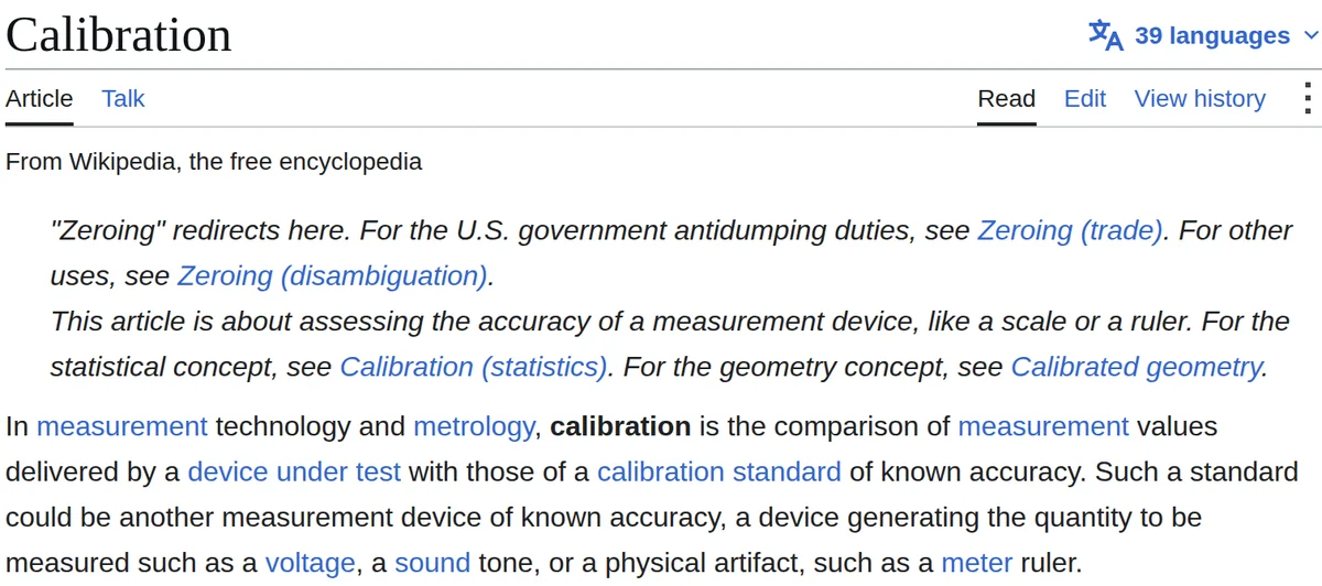 维基百科 Calibration 条目的页面截图：标题之后第一段直接给出定义，并说明它与测量标准的关系