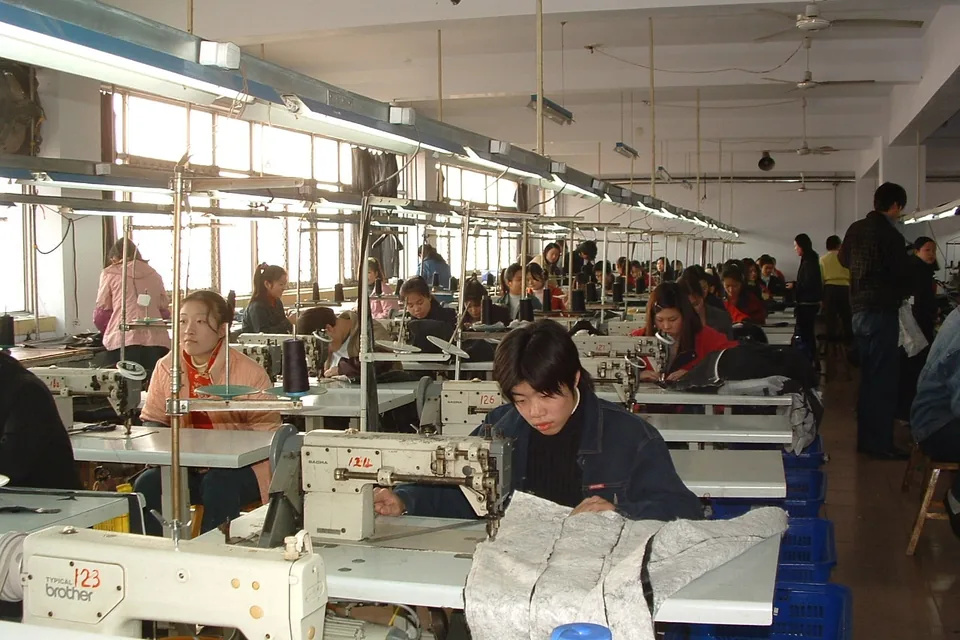 服装工厂车间生产线场景(第三方实拍照片,非本次审核现场)