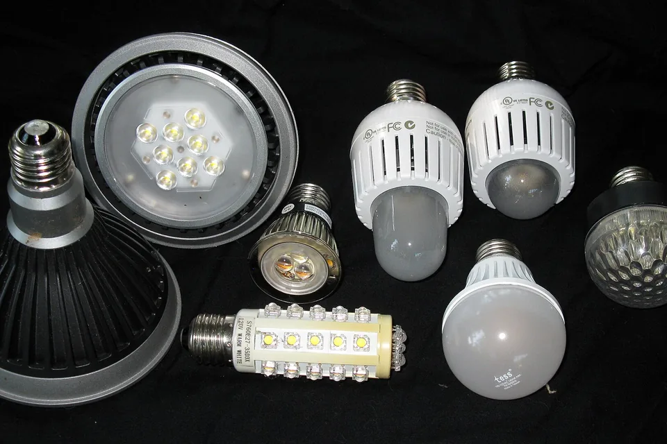 一排不同形式的 LED 灯泡实拍照片,用于说明“光源”这一受能效标签约束的产品类别