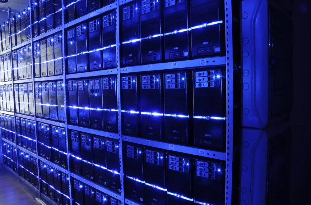 数据中心内成排运行的服务器机柜,用于说明服务器承载与抓取负载的类比场景