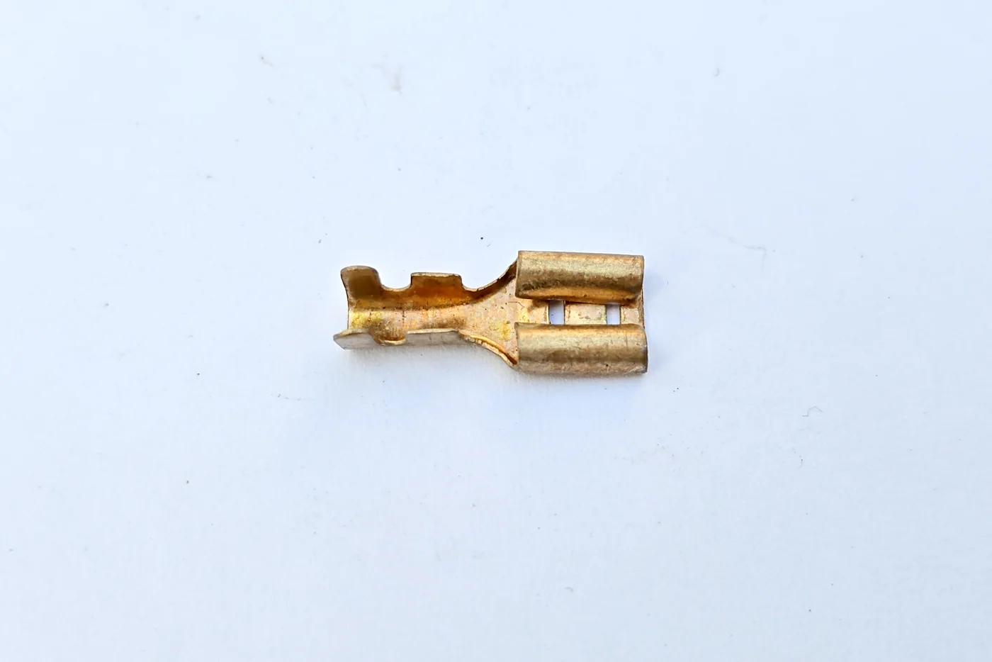 黄铜压接端子连接器,用于说明端子形式与连接器规格
