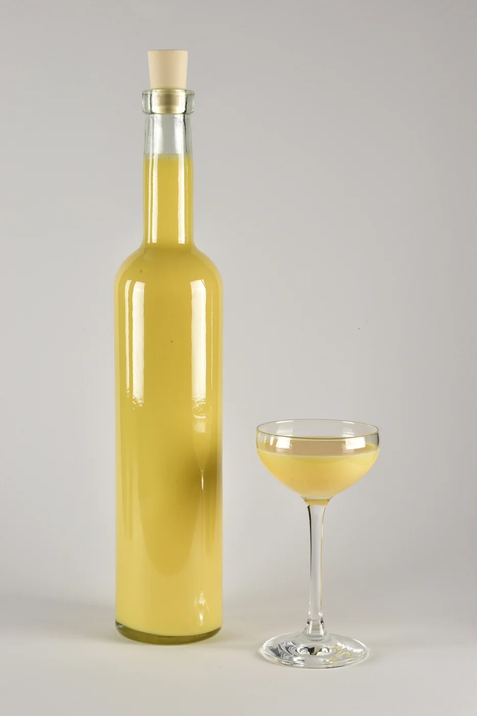 玻璃酒杯与酒瓶,用于说明玻璃器皿的厚度与尺寸公差