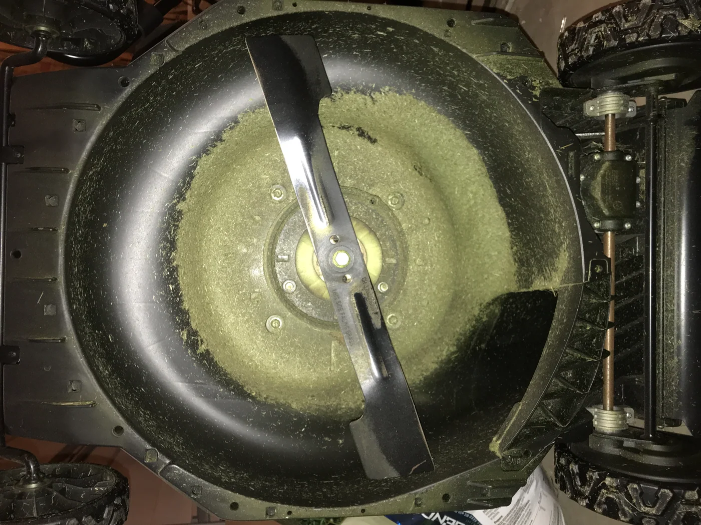 割草机刀片特写,用于说明刀片规格与安装接口