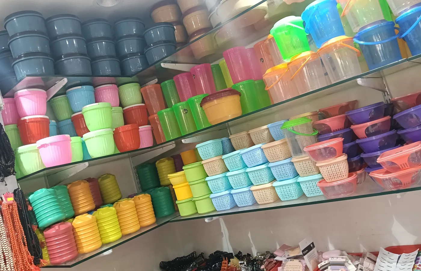 厨房与家居收纳场景中分类摆放的收纳容器与置物架，用于说明收纳用品的品类与尺寸差异