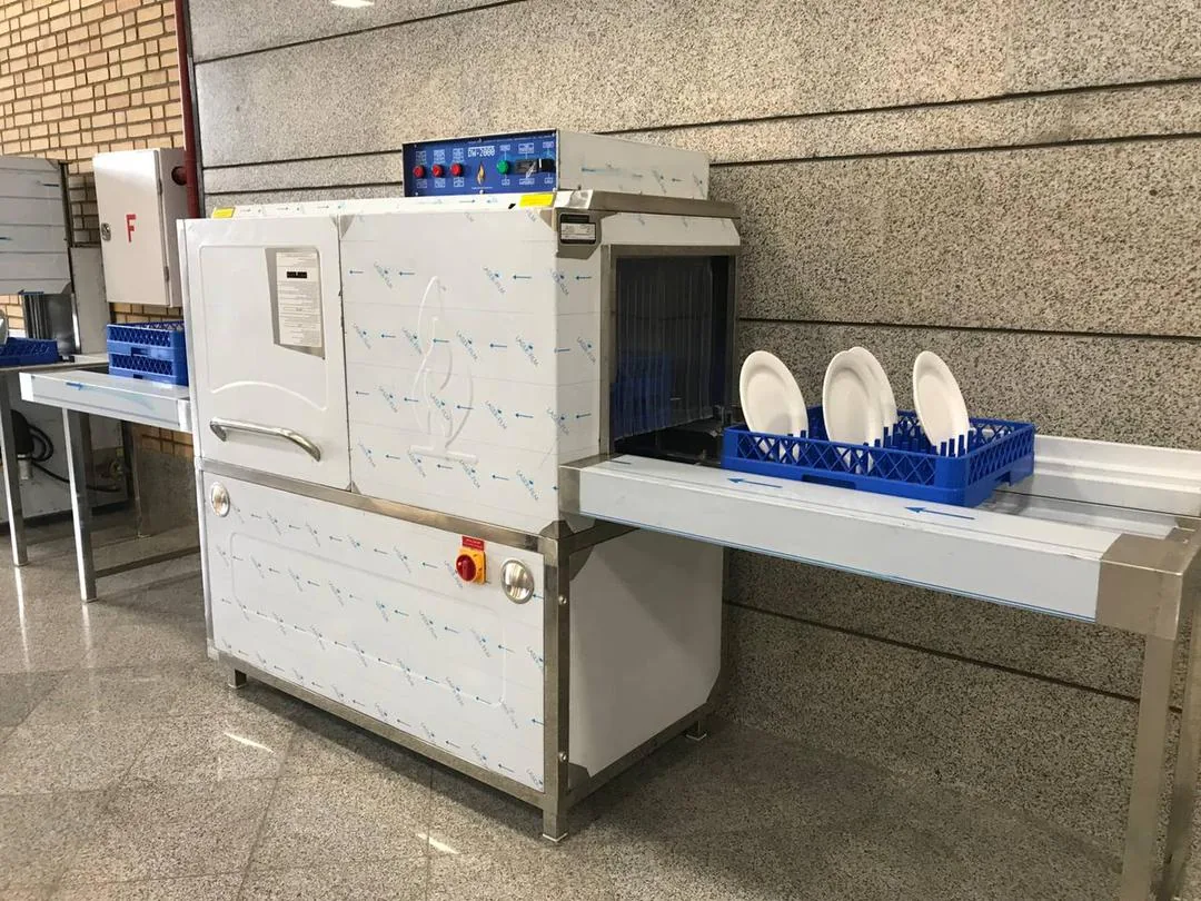 餐饮后厨使用的通道式商用洗碗机,用于说明商用洗碗机出口的机型与漂洗方式