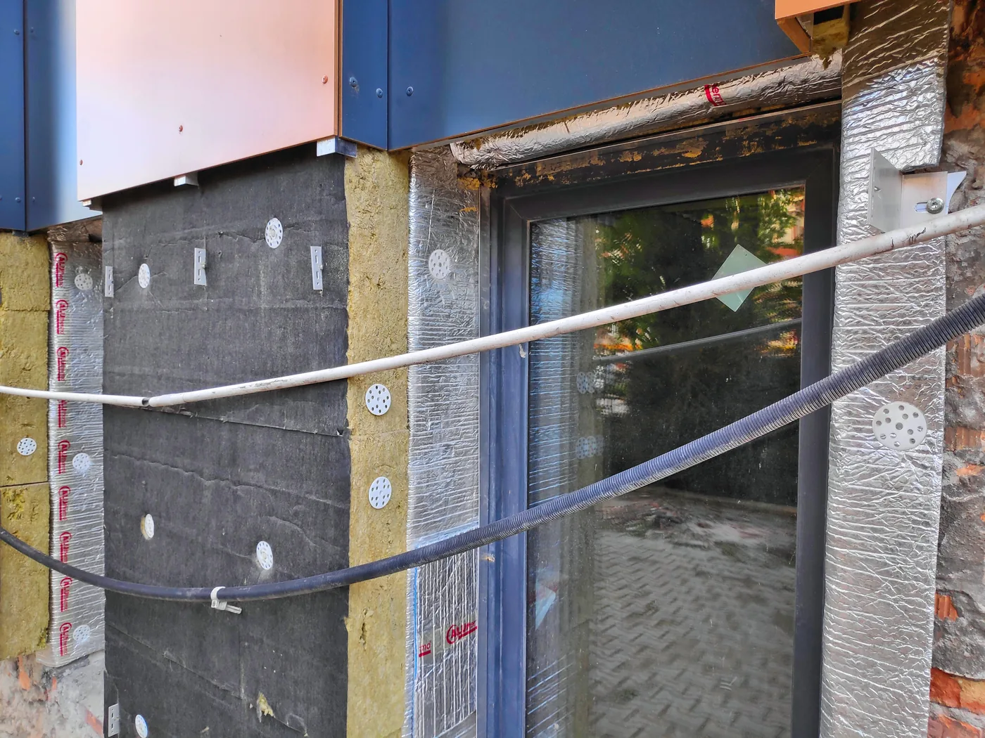 建筑外墙保温施工中的矿物棉板，用于说明矿物棉出口的密度与耐温资料